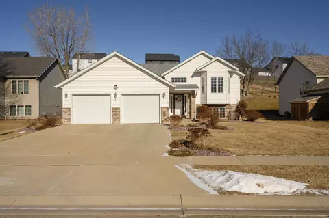 4773 White Pine Dr NW, Rochester, MN 55901