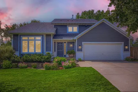 836 Sunrise Dr, Woodbury, MN 55125