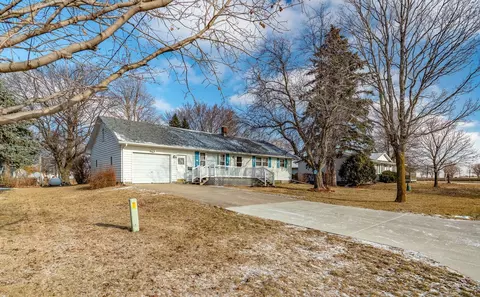 53 Elm St, Easton, MN 56025