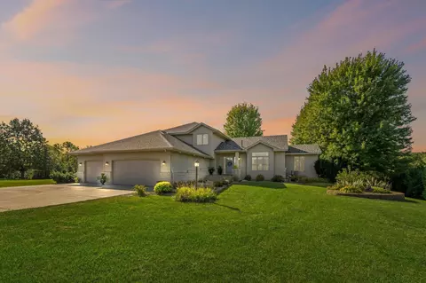 926 Carriage Cir, Shakopee, MN 55379