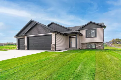 155 Stonelake Dr SE, Rochester, MN 55904