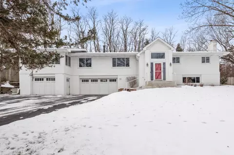 32 Duck Pass Rd, North Oaks, MN 55127