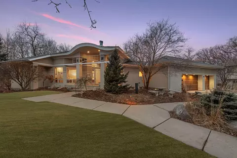 1611 Linner Ct, Wayzata, MN 55391