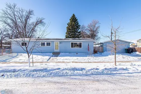 975 2nd St W, West Fargo, ND 58078
