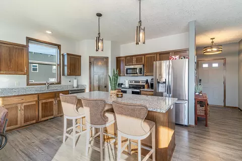 383 Neisen Ave W, Delano, MN 55328