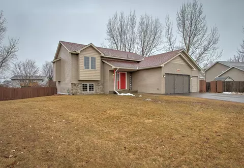 1563 Plum Creek Dr SE, Cambridge, MN 55008