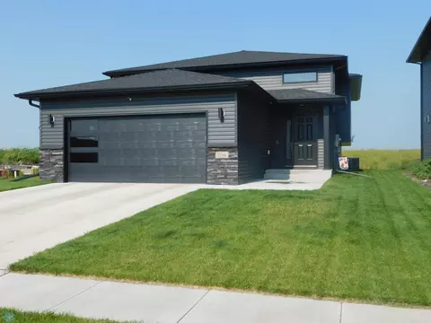1194 Jill Dr W, West Fargo, ND 58078