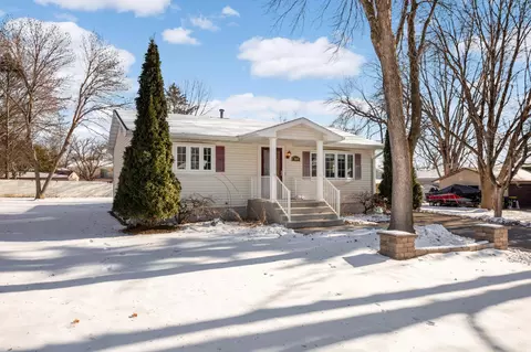 29595 Hillcrest Dr, Chisago City, MN 55013