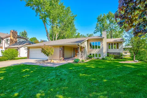 233 Grandview Ave W, Roseville, MN 55113