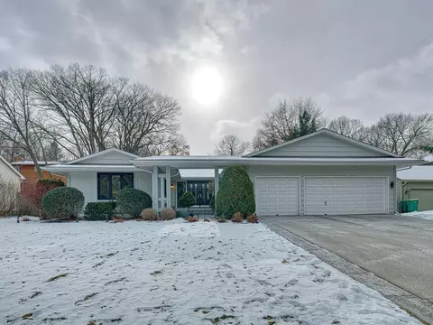 8425 Amsden Ridge Dr, Bloomington, MN 55438