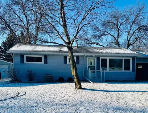 413 9th Ave NW, Waseca, MN 56093