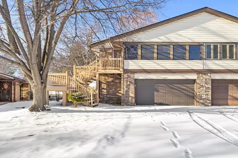 2802 Robinwood Way, Woodbury, MN 55125