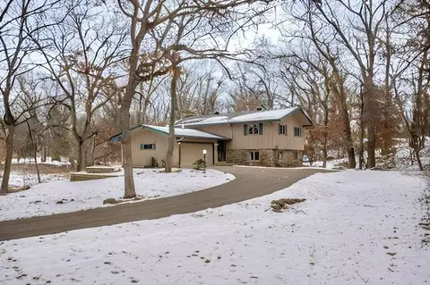 8 Woodhill Ln, North Oaks, MN 55127