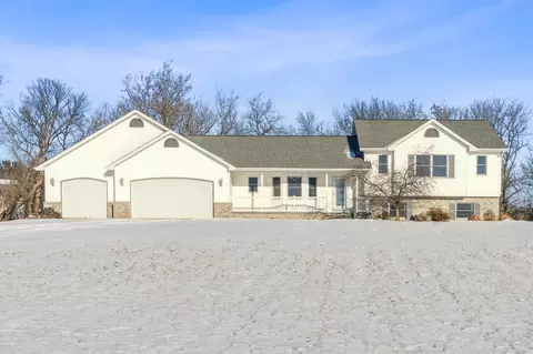 963 Sadies Ln, Hudson, WI 54016