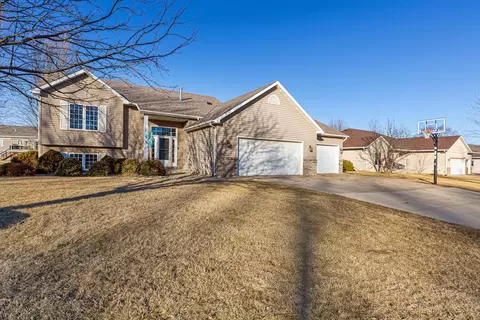 1530 Deer Trail Ln NE, Owatonna, MN 55060