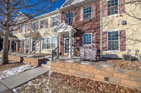 7582 Lower 11th St N, Oakdale, MN 55128