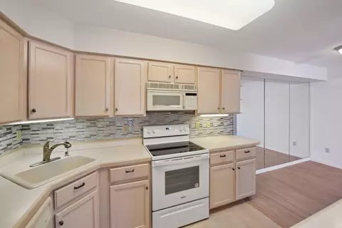 Kitchen - 5430 Three Points Blvd #111, Mound, MN 55364 photo 5 of 7