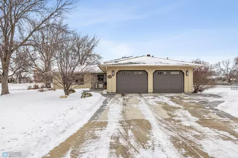 3925 River Dr S, Fargo, ND 58104