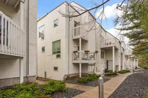 3054 Lake Shore Dr #B, Minneapolis, MN 55416