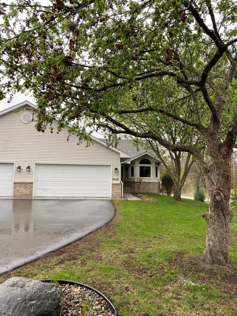 5515 Gideons Ln, Shorewood, MN 55331