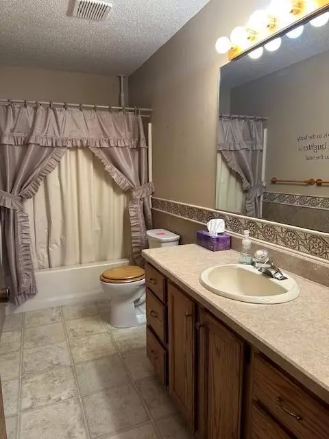 Bath - 623 12th St, Windom, MN 56101 photo 1 of 2