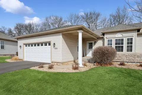 938 Carriage Ln, Chaska, MN 55318