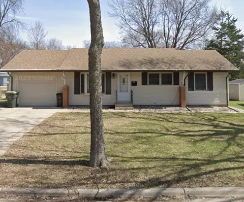 735 Southview Dr SW, Hutchinson, MN 55350