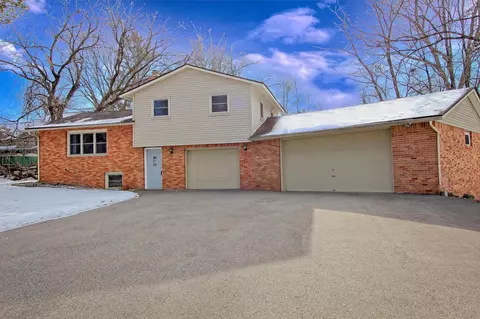 921 Western Dr, Chanhassen, MN 55317