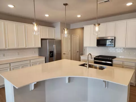 4784 Airlake Dr, Woodbury, MN 55129