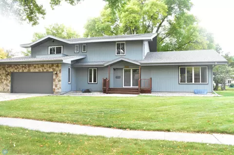 1208 Oak St N, Fargo, ND 58102