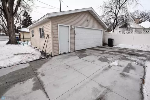 1305 8th St S, Fargo, ND 58103 photo 32