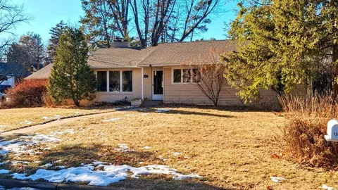 1987 Wheeler St N, Roseville, MN 55113