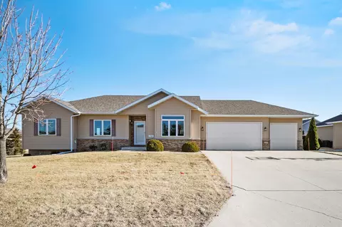 1581 Gray Fox Dr NE, Owatonna, MN 55060