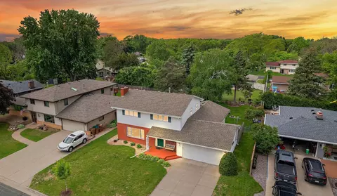 1296 Pinewood Dr, Woodbury, MN 55125