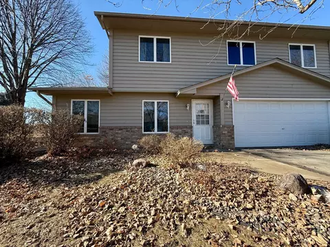 562 Oakhill Cir, Chaska, MN 55318