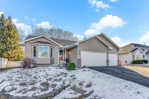 7473 44th St N, Oakdale, MN 55128