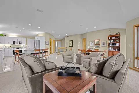 1786 Green Crest Dr, Victoria, MN 55386