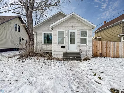 906 12th St N, Fargo, ND 58102
