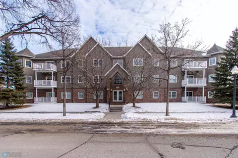 404 8th St S #302, Fargo, ND 58103