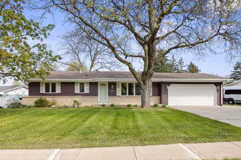 2604 River Hills Dr, Burnsville, MN 55337