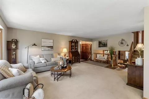 14611 Southpointe Ct, Burnsville, MN 55306