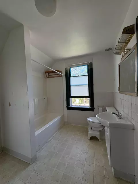 Bath - 20 1st Ave NW, Plainview, MN 55964 photo 2 of 3