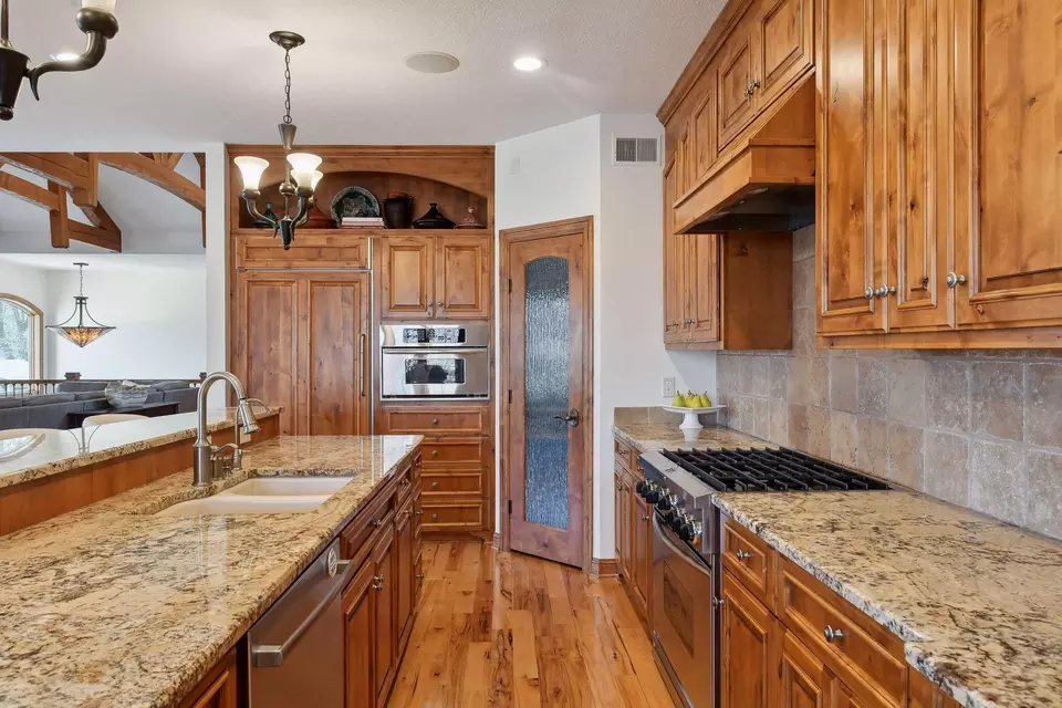 Kitchen - 20120 France Cir, Prior Lake, MN 55372 photo 5 of 5