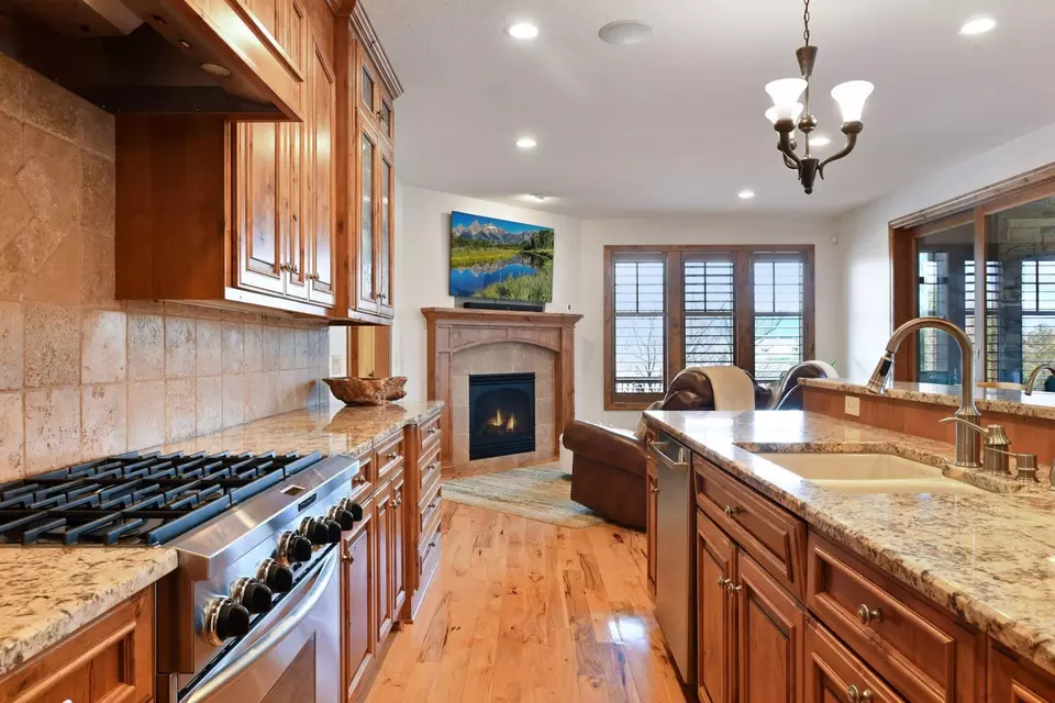 Kitchen - 20120 France Cir, Prior Lake, MN 55372 photo 4 of 5