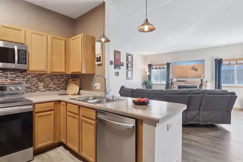 610 Woodduck Dr #D, Woodbury, MN 55125