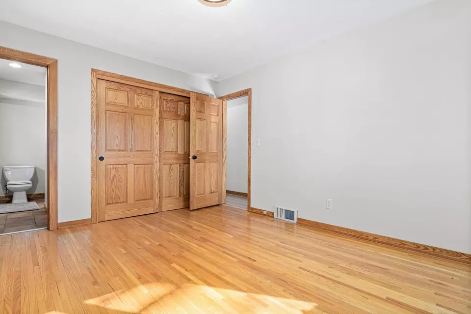 Bedroom - 10081 Barnes Ave, Inver Grove Heights, MN 55077 photo 3 of 10