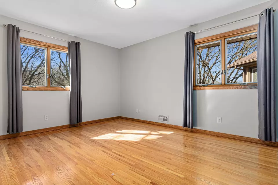 Bedroom - 10081 Barnes Ave, Inver Grove Heights, MN 55077 photo 2 of 10
