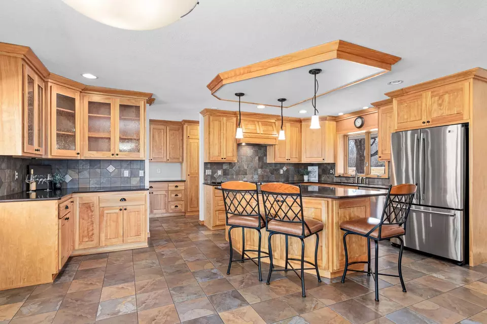 Kitchen - 10081 Barnes Ave, Inver Grove Heights, MN 55077 photo 2 of 7