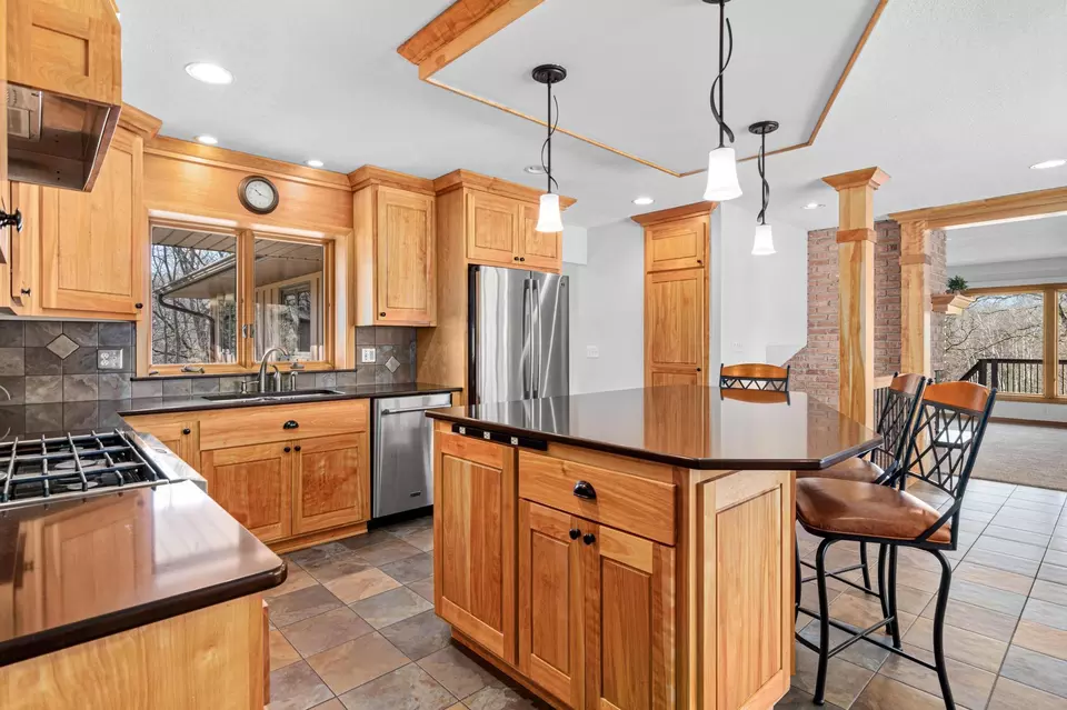 Kitchen - 10081 Barnes Ave, Inver Grove Heights, MN 55077 photo 5 of 7