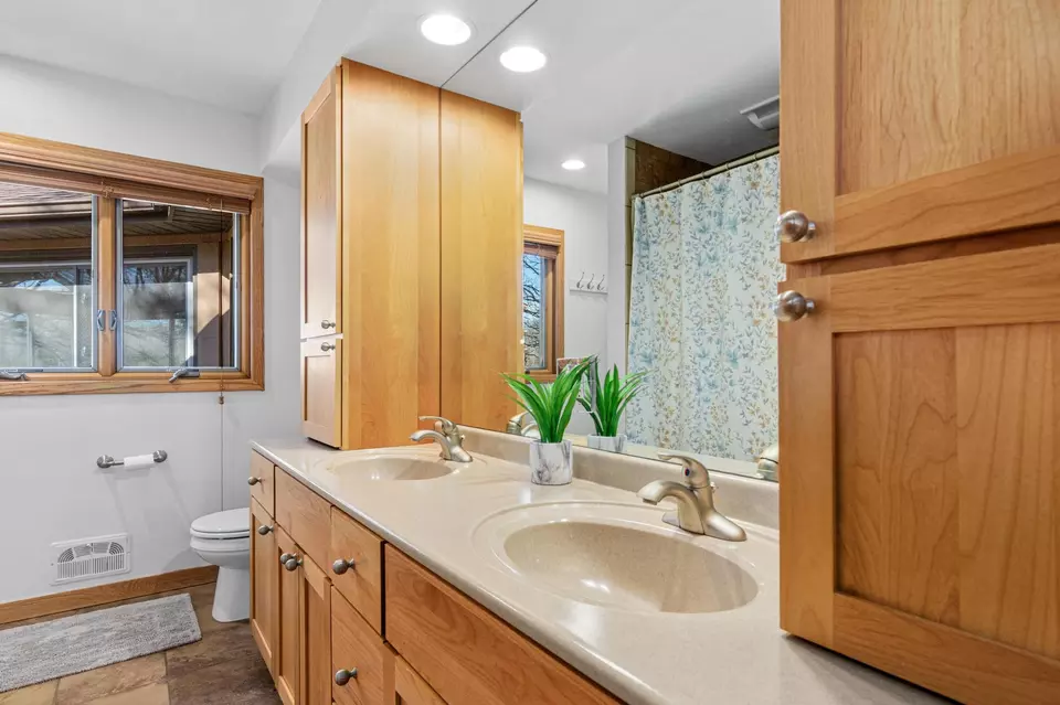 Bath - 10081 Barnes Ave, Inver Grove Heights, MN 55077 photo 2 of 3